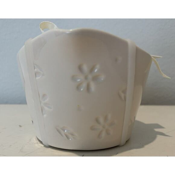 Rae Dunn White Etched Floral Daisy Measuring Cups with Handle - NEW - Picture 3 of 3